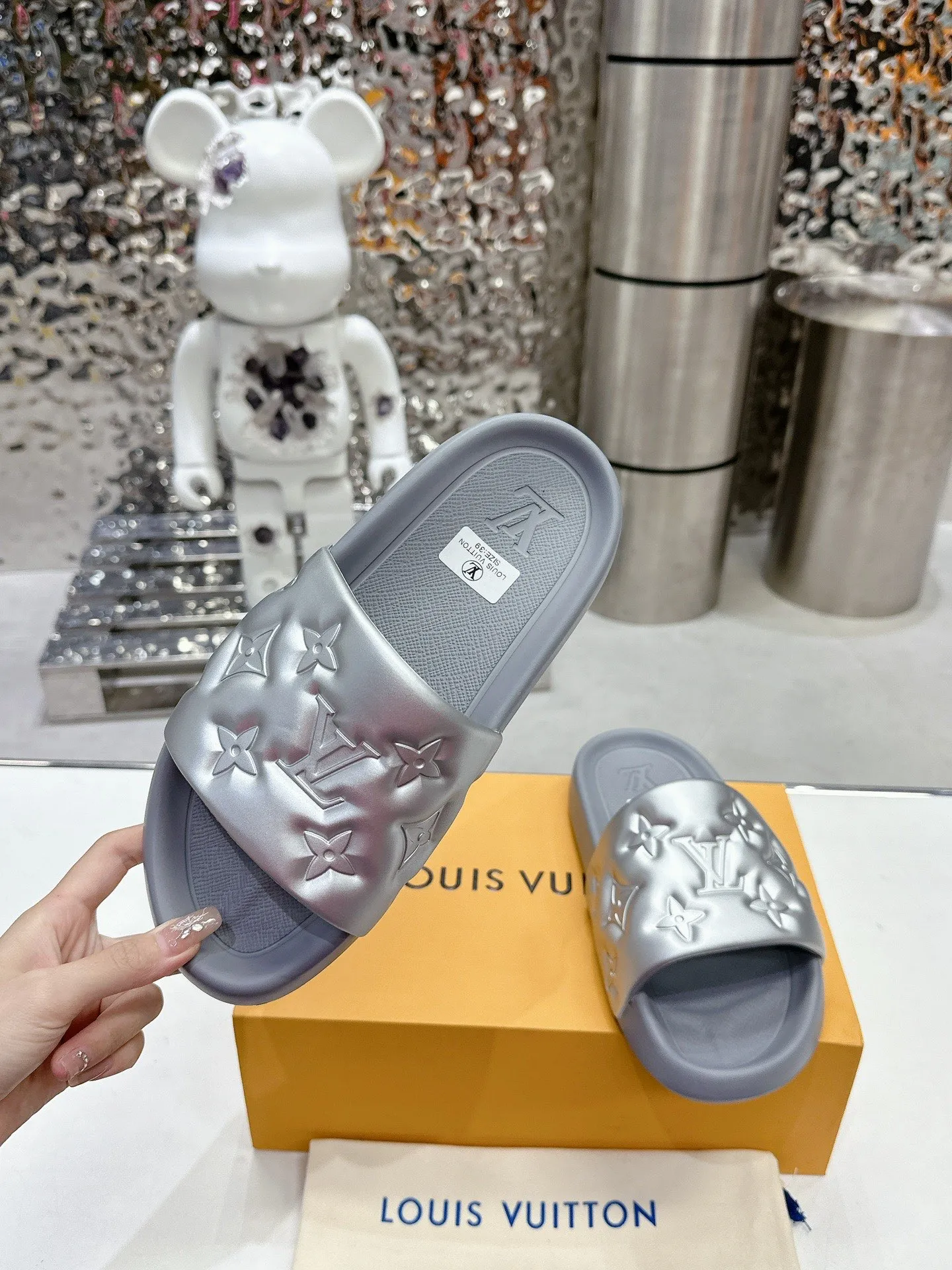 [L Home] P: 280💰 ▪️Shoe size: Women's 35-40 Men's 38-46▪️Packaging: Counter top quality~original packaging 𝟐𝟎𝟐5 Louis Vuitton counter's new embossed slippers, lv monogram embossed slippers, Waterfront sandals are back with a new look, and the upper buckle is embossed with lv's iconic Monogram pattern. Made of waterproof rubber with a comfortable and resilient insole. The lightweight, flexible outsole is embossed with the Louis Vuitton logo. ▪️Fabric: Original molded rubber foam surface ▪️Technology: embossed logo ▪️Sole: Original molded rubber foam outsole ▪️Sole thickness: 3CM.